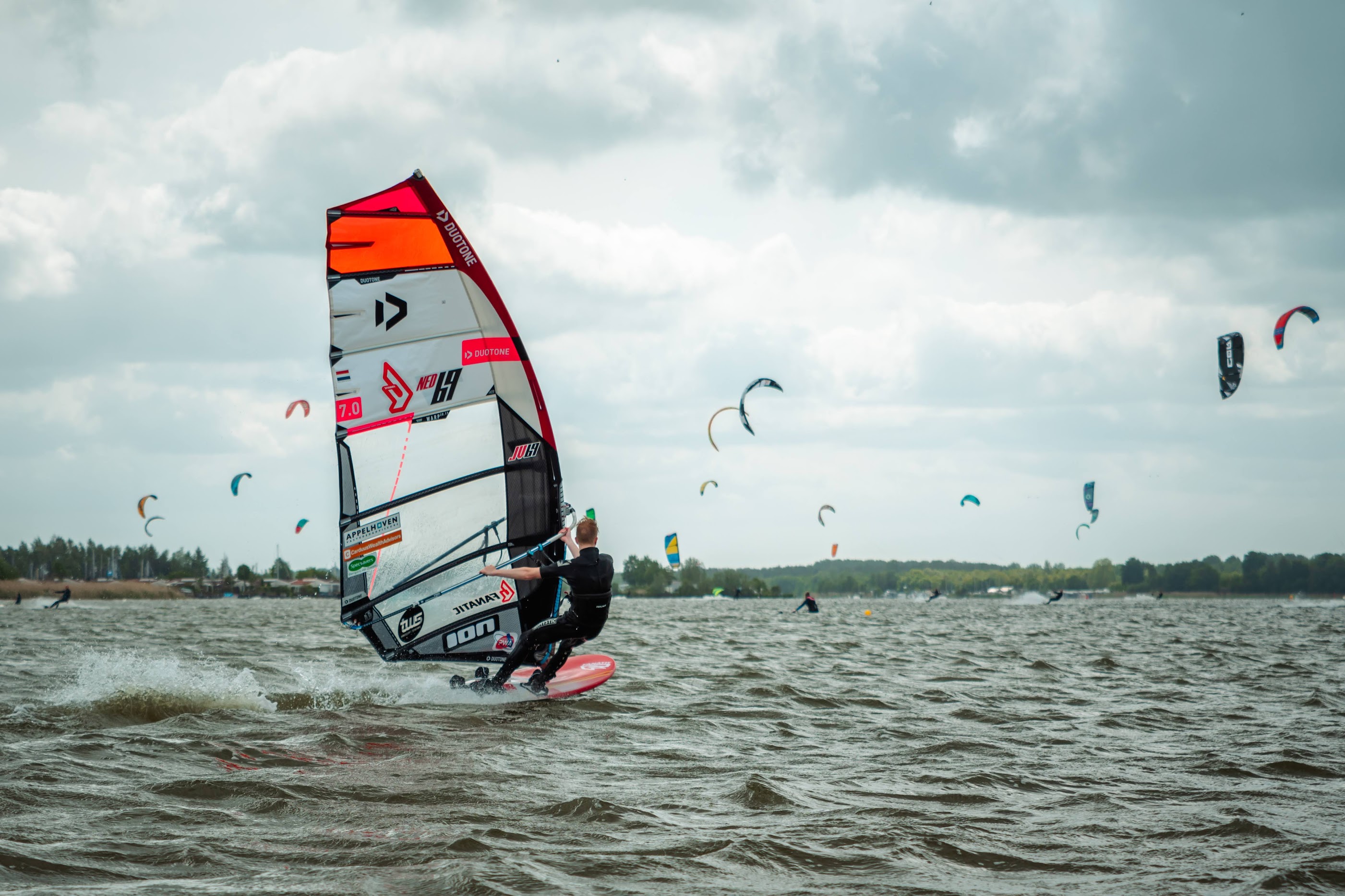 DE 5 BESTE WINDSURFSPOTS IN NEDERLAND