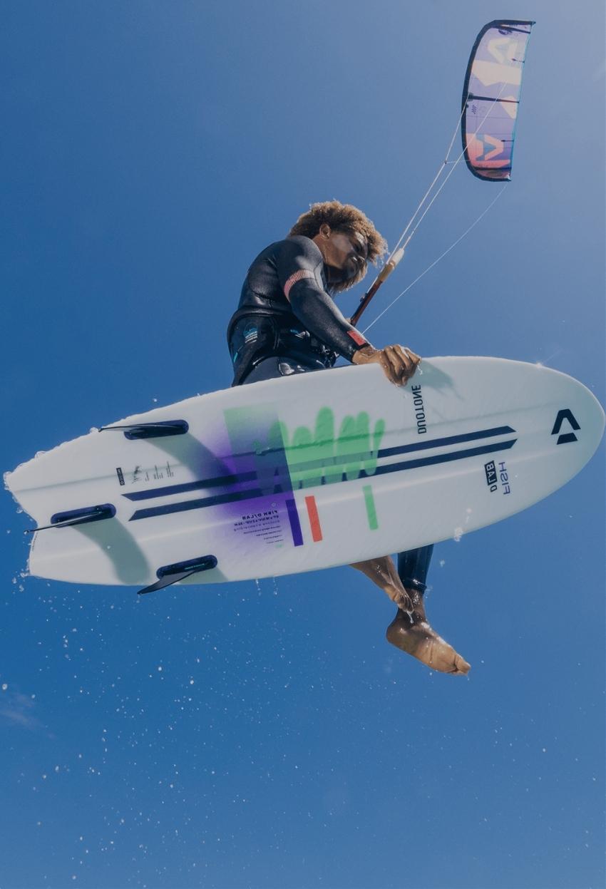 Kitesurfer springt hoog boven de golven