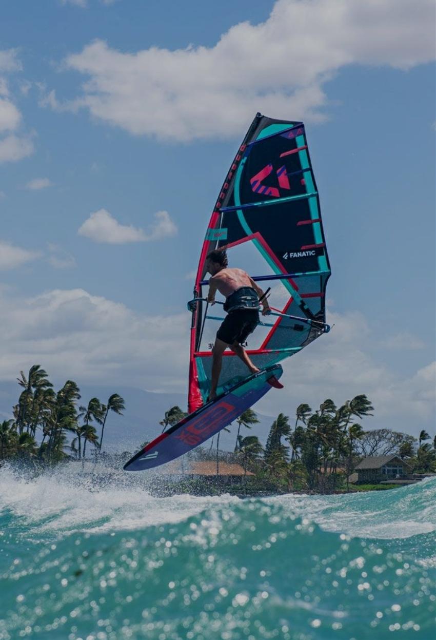 Actiefoto van een windsurfer op het water