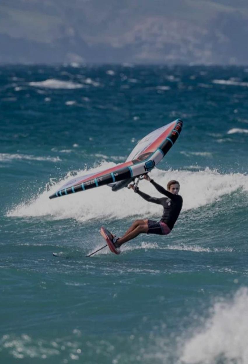 Wingsurfer zweeft boven het wateroppervlak